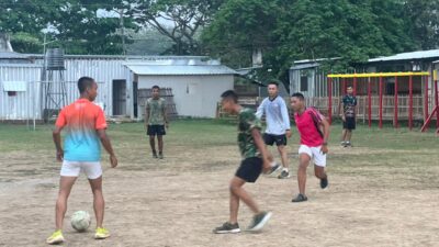 Hangatnya Kebersamaan di Sisa Waktu 3 Hari Satgas TMMD 128 Bersama Anak-Anak Desa Godo,Bermain Sepak Bola