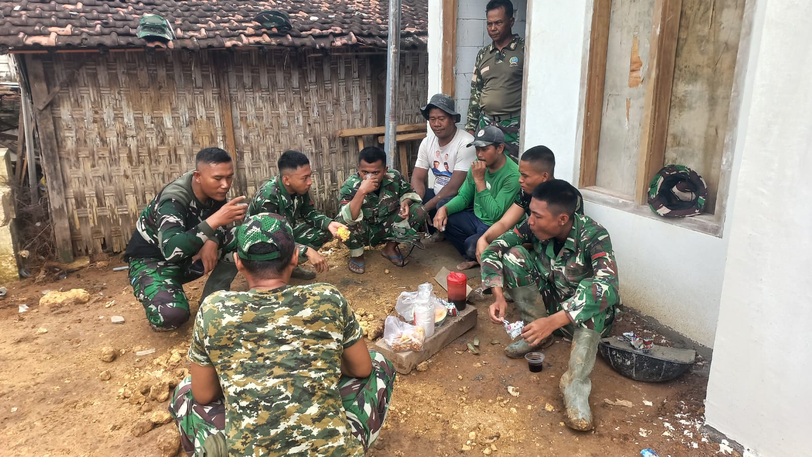 Hangatnya Kebersamaan Satgas TMMD dan Warga di Rumah Program RTLH
