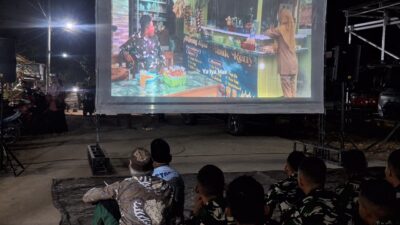 Hangatkan Keakraban, Satgas TMMD dan Warga Desa Godo Gelar Nobar Bersama