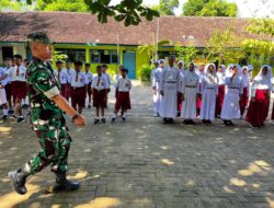 Letda Inf Ali Sadikin Ajarkan PBB dan Disiplin kepada Siswa SDN Godo 01