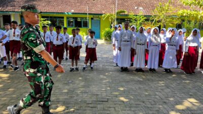 Letda Inf Ali Sadikin Ajarkan PBB dan Disiplin kepada Siswa SDN Godo 01