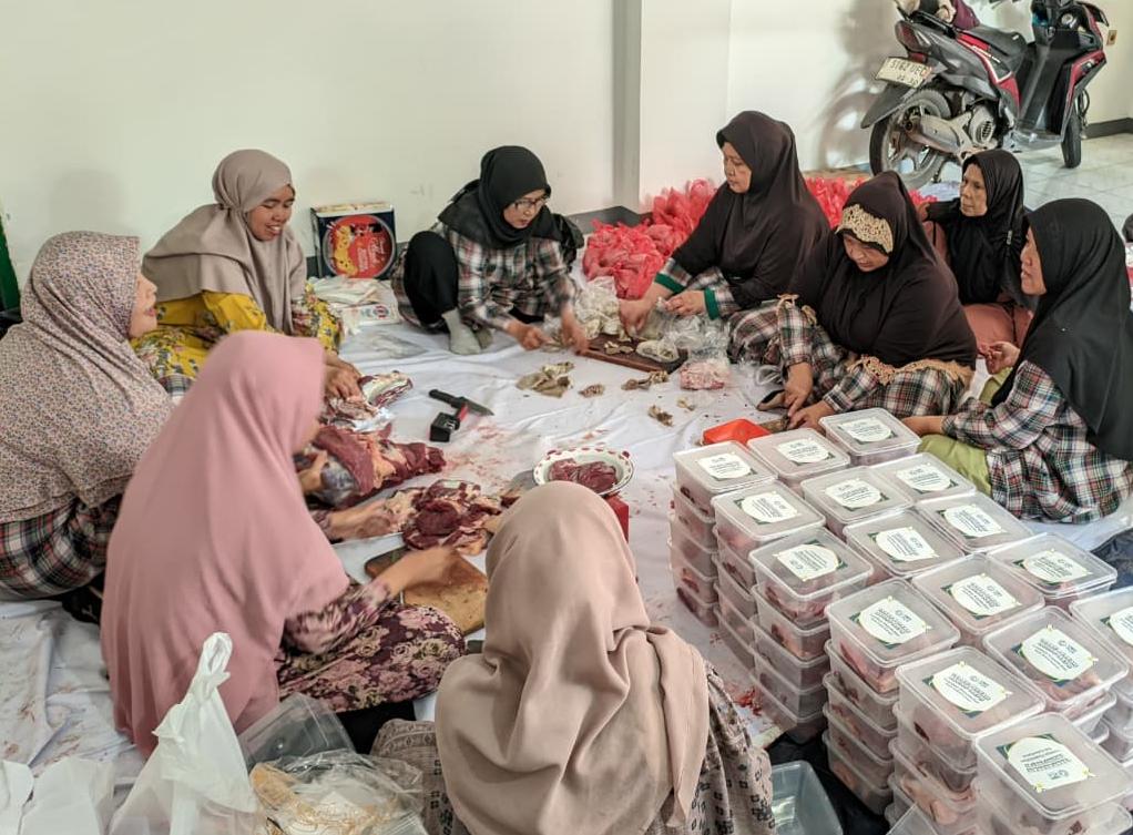 YBM PLN UIP2B JAMALI Salurkan Daging Kurban untuk 150 Warga Tangerang