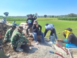 Semangat Kebersamaan, Anggota Satgas TMMD 128 Bersama Warga Ngopi Bareng
