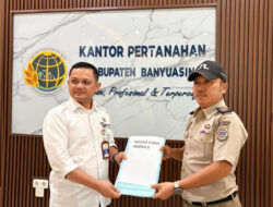 Kantor Pertanahan Kabupaten Banyuasin Menyerahkan Dokumen Balik Nama Sertifikat Tanah HPL Mozaik 5 dan 6