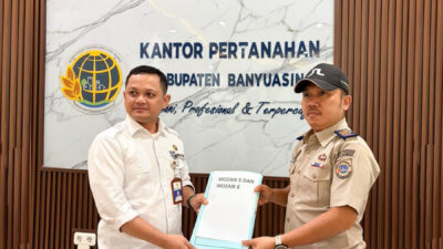 Kantor Pertanahan Kabupaten Banyuasin menyerahkan dokumen balik nama sertifikat tanah HPL Mozaik 5 dan Mozaik 6, Senin kemarin.