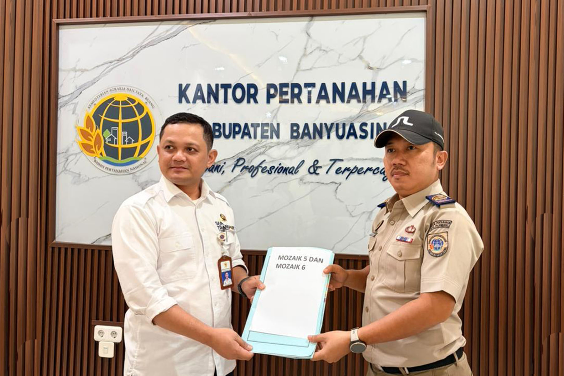 Kantor Pertanahan Kabupaten Banyuasin menyerahkan dokumen balik nama sertifikat tanah HPL Mozaik 5 dan Mozaik 6, Senin kemarin.