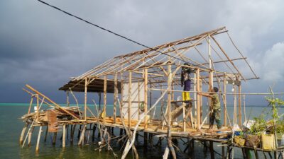 Pemasangan Rangka Atap dan Kalsiboard, Renovasi RTLH Milik Bapak Nardianto Terus Berprogres