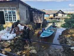 Personel Satgas TMMD Bersama Masyarakat Drop Material Pasir ke Lokasi Sasaran Melalui Jalur Laut