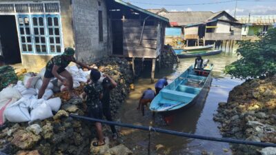 Personel Satgas TMMD Bersama Masyarakat Drop Material Pasir ke Lokasi Sasaran Melalui Jalur Laut