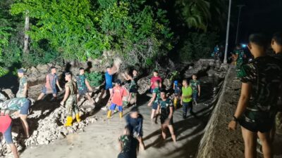 Satgas TMMD Ke-129 Kodim 1311/Morowali Lembur Bersama Warga Kumpulkan Material Lokal di Pesisir Pantai Umbele