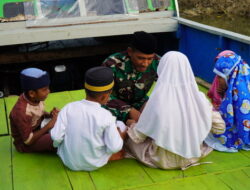 Prada Jefrin Manfaatkan Waktu Luang Mengajar Mengaji Anak-anak di Lokasi TMMD Ke-129 Kodim 1311/Morowali
