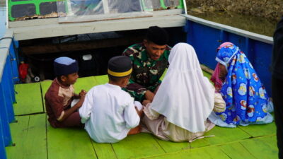 Prada Jefrin Manfaatkan Waktu Luang Mengajar Mengaji Anak-anak di Lokasi TMMD Ke-129 Kodim 1311/Morowali