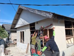 Pemasangan Dinding Kalsiboard Tandai Kemajuan Renovasi RTLH TMMD Ke-129 di Desa Umbele Lama