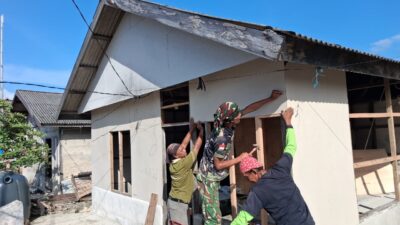 Pemasangan Dinding Kalsiboard Tandai Kemajuan Renovasi RTLH TMMD Ke-129 di Desa Umbele Lama