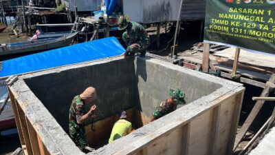 Pembongkaran Papan Mal Tandai Kemajuan Pembangunan Manunggal Air Bersih TMMD Ke-129 di Desa Umbele