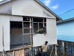 Pemasangan Kalsiboard Luar Tandai Kemajuan Renovasi RTLH Milik Ibu Salawiah di Desa Polewali
