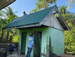 Pemasangan Atap Tandai Kemajuan Pembangunan MCK SDN Pulau Dua dalam Program TMMD Ke-129