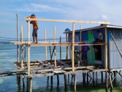 Pemasangan Tiang Rumah Tandai Kemajuan Renovasi RTLH Milik Ibu Samsia di Desa Umbele
