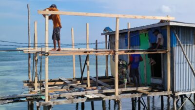 Pemasangan Tiang Rumah Tandai Kemajuan Renovasi RTLH Milik Ibu Samsia di Desa Umbele