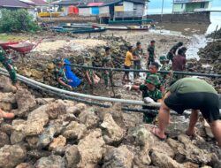 Kumpulkan Material Batu, Satgas TMMD Ke-129 Kodim 1311/Morowali Percepat Pekerjaan Rabat Jalan di Desa Polewali