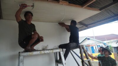 Pemasangan Plafon RTLH Bapak Hardi di Desa Pulau Dua Capai Progres Positif