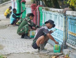 Satgas TMMD Bersama Warga Gotong Royong Cat Pagar di Desa Umbele