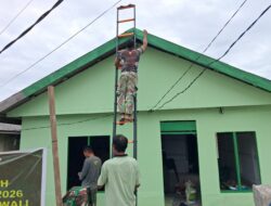 Satgas TMMD Ke-129 Lanjutkan Pengecatan Dinding Luar RTLH Milik Bapak Suhardin