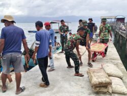 Semangat Gotong Royong, Warga dan Satgas TMMD Bahu-Membahu Turunkan Material Semen dari Kapal