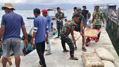 Semangat Gotong Royong, Warga dan Satgas TMMD Bahu-Membahu Turunkan Material Semen dari Kapal