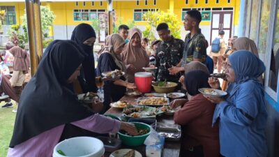 Guru SDN Umbele Siapkan Jamuan Makan sebagai Bentuk Terima Kasih kepada Satgas TMMD Ke-129