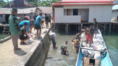 Satgas TMMD dan Warga Gotong Royong Muat Pasir untuk Percepat Pembangunan Rabat Jalan Beton