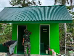 Satgas TMMD Ke-129 Lanjutkan Pengecatan MCK SDN Umbele di Desa Pulau Dua