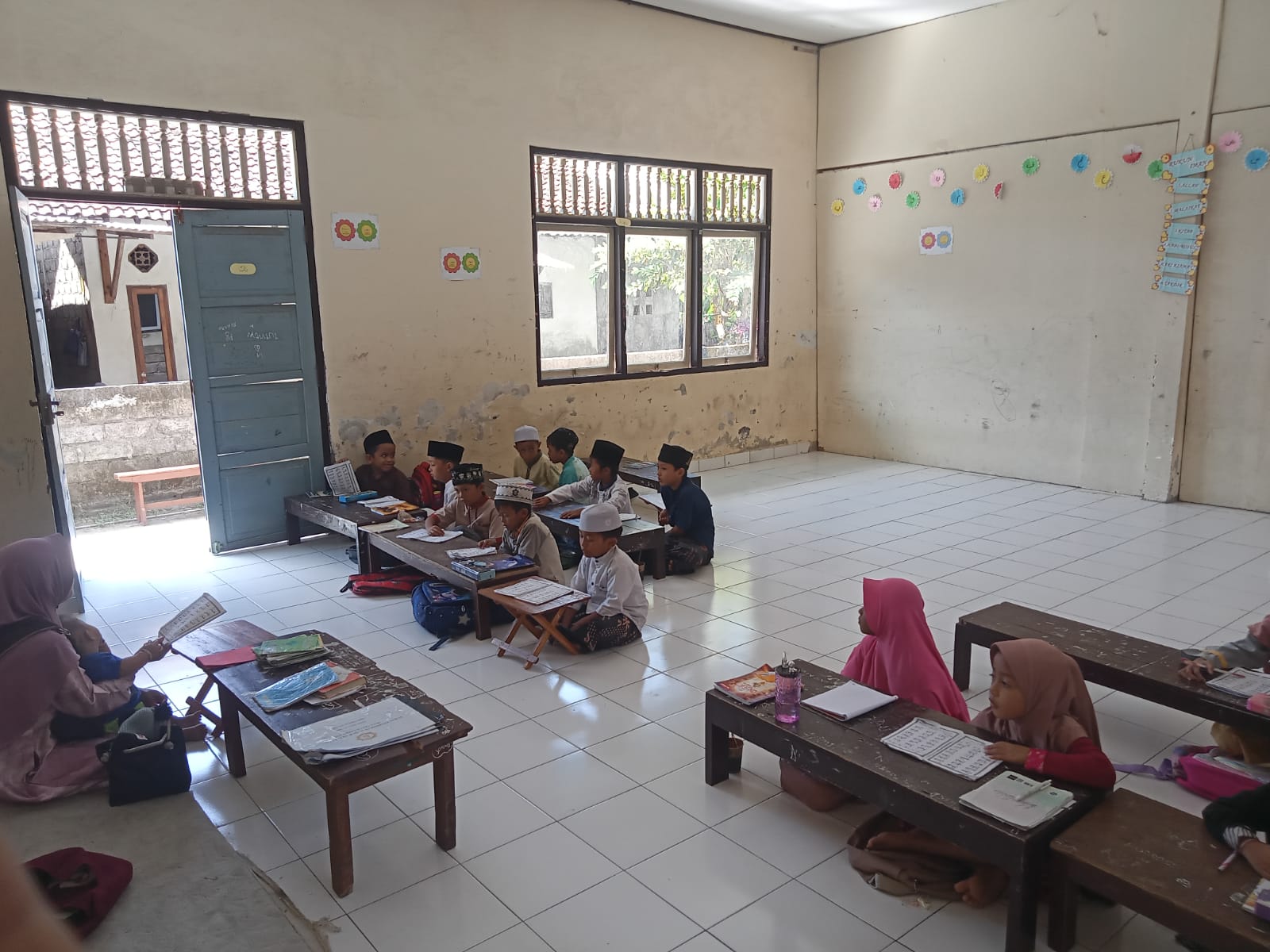YBM PLN UP2B Bali Konsisten Dukung Pendidikan Keagamaan Melalui Santunan Guru Ngaji di TPQ Fi'lul Khair