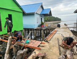 Satgas TMMD Ke-129 Kodim 1311/Morowali Bangun Tangga Rumah Ibu Salawiyah di Desa Polewali