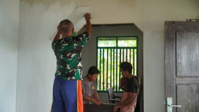 Satgas TMMD Bersama Warga Lanjutkan Tahap Finishing Renovasi RTLH Milik Bapak Hardi di Desa Pulau Dua
