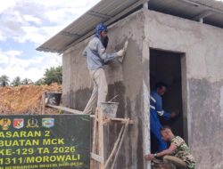 Gotong Royong Satgas TMMD dan Masyarakat Warnai Pembangunan MCK Masjid Desa Polewali
