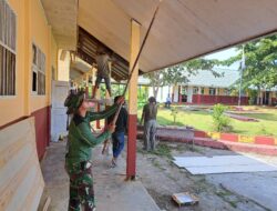 Satgas TMMD Bersama Masyarakat Laksanakan Pembongkaran Plafon Rusak SMP Negeri 2 Bungku Selatan