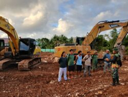 Operator Alat Berat Terima Arahan Sebelum Mulai Pekerjaan Pembukaan Jalan TMMD Ke-129