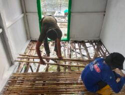 Satgas TMMD Bersama Masyarakat Pasang Gelagar Lantai RTLH Milik Bapak Nardianto