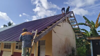 Terik Matahari Tak Surutkan Semangat Satgas TMMD Pasang Atap SMP Negeri 2 Bungku Selatan