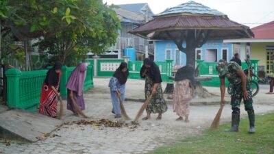 Ibu-ibu PKK Desa Umbele Antusias Ikuti Pembersihan Lingkungan Bersama Satgas TMMD Ke-129 Kodim 1311/Morowali