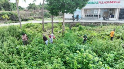 Satgas TMMD Ke-129 Kodim 1311/Morowali Bersama Masyarakat Gelar Kerja Bakti di Puskesmas Umbele