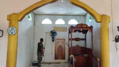 Pengecatan Masjid di Desa Polewali Terus Dikerjakan Satgas TMMD Ke-129