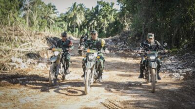 Wairjenad Tinjau Pembukaan Jalan TMMD Ke-129 dan Serahkan Bantuan Sembako kepada Warga Desa Polewali