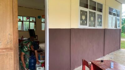 Satgas TMMD Kembali Lanjutkan Pengecatan SMP Negeri 2 Umbele