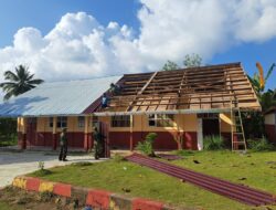 Atap SMP Negeri Umbele Dibongkar Satgas TMMD, Awali Proses Rehabilitasi Sekolah
