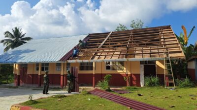 Atap SMP Negeri Umbele Dibongkar Satgas TMMD, Awali Proses Rehabilitasi Sekolah