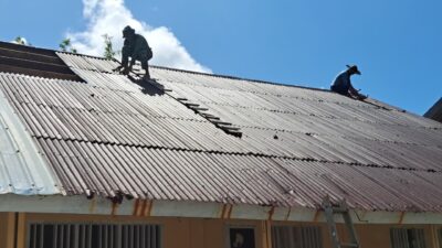 Satgas TMMD dan Warga Tetap Semangat Pasang Atap SMP Negeri Umbele di Tengah Terik Matahari