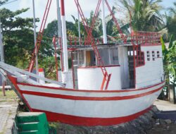 Satgas TMMD Bersama Masyarakat Percantik Miniatur Kapal, Jadi Ikon Baru Desa Umbele