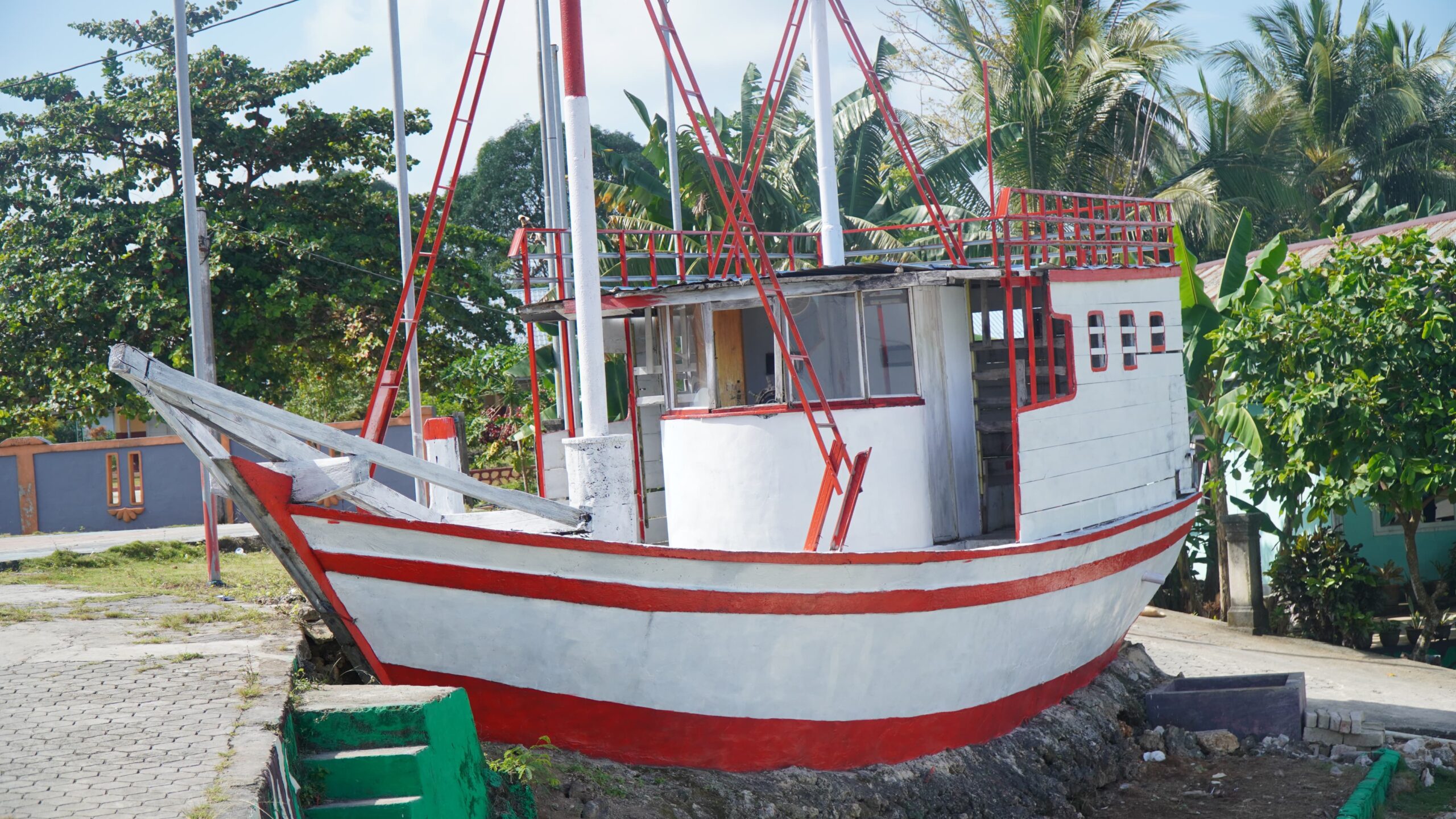 Satgas TMMD Bersama Masyarakat Percantik Miniatur Kapal, Jadi Ikon Baru Desa Umbele